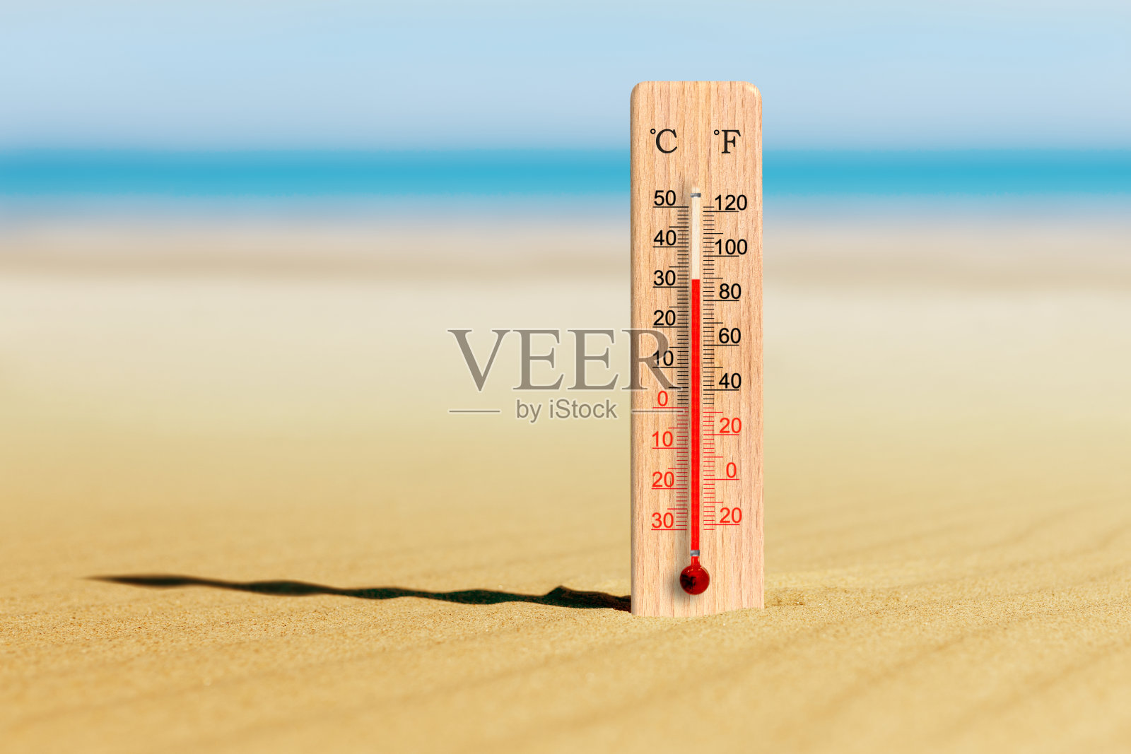 夏天热。海滩上的温度计显示摄氏32度。夏季旅游和假期照片摄影图片