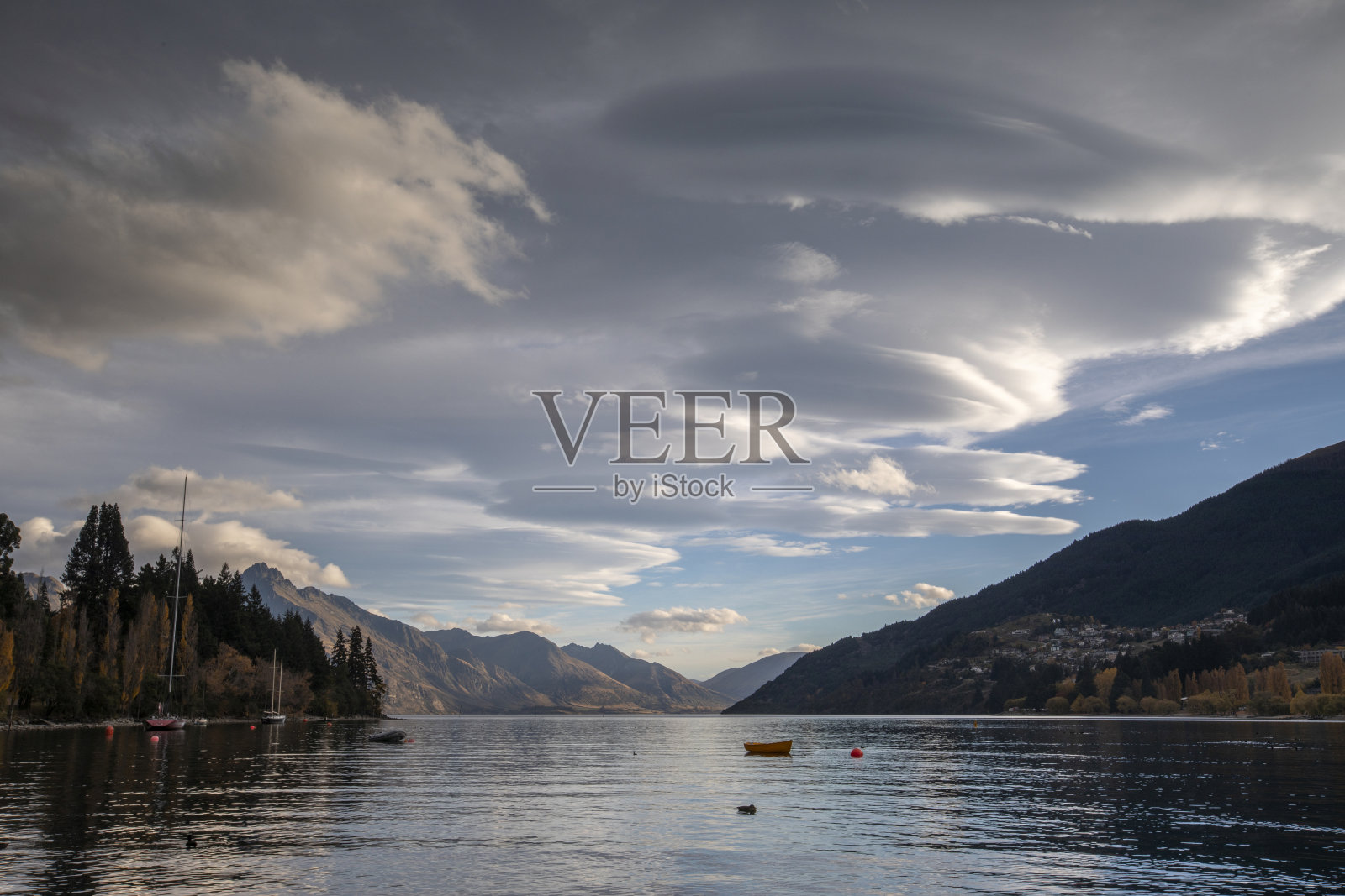 新西兰皇后镇的海洋湾的倒影照片摄影图片