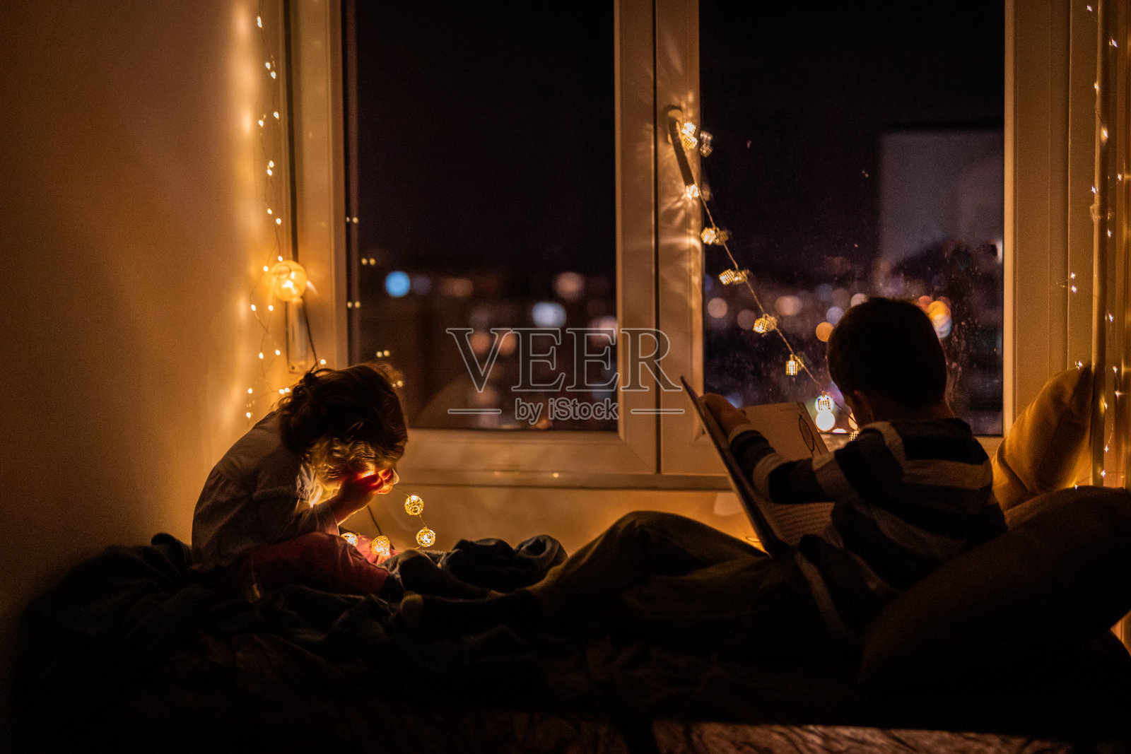 可爱的小孩在居家隔离期间看书照片摄影图片