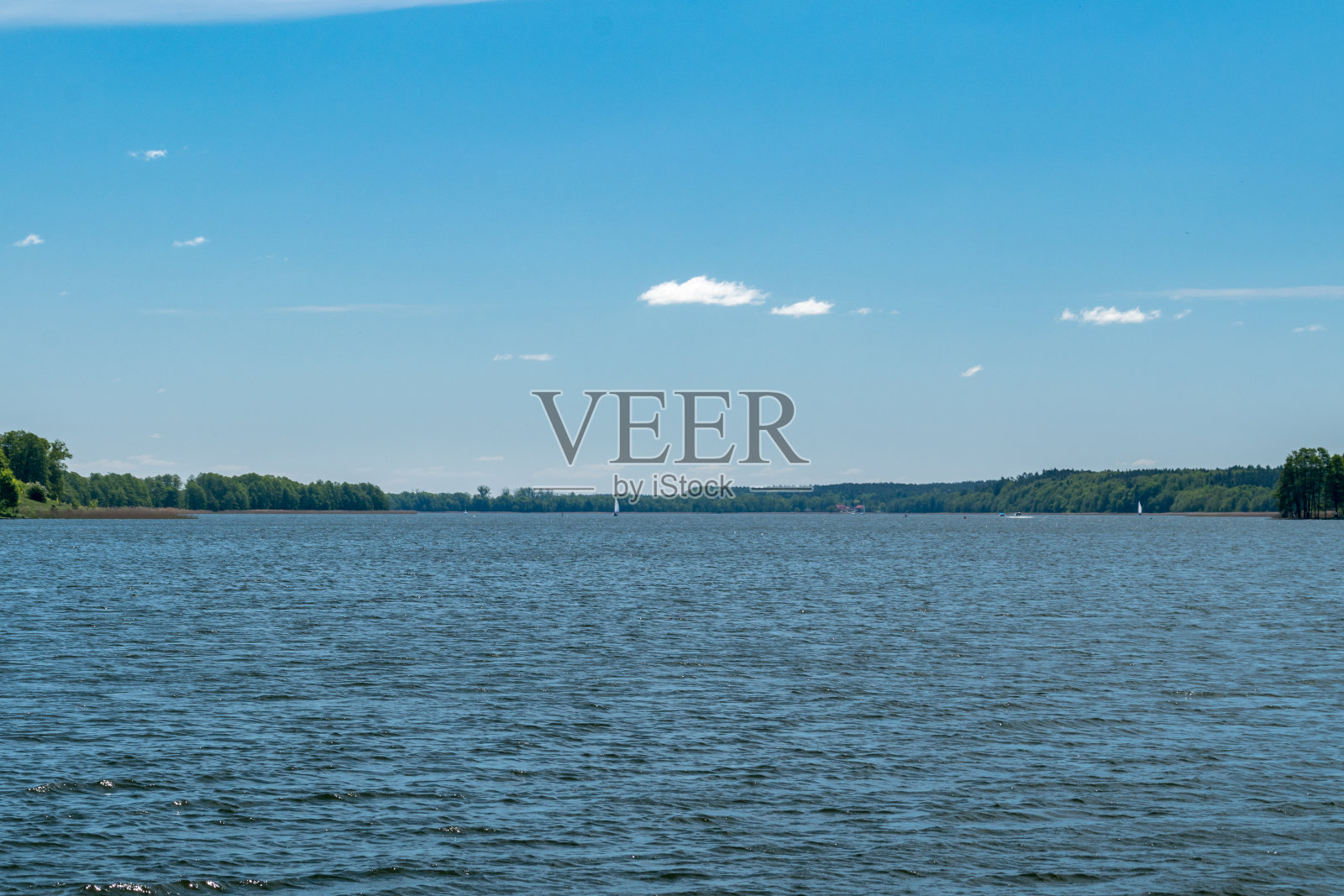 米克拉杰斯基湖的夏日景色。照片摄影图片