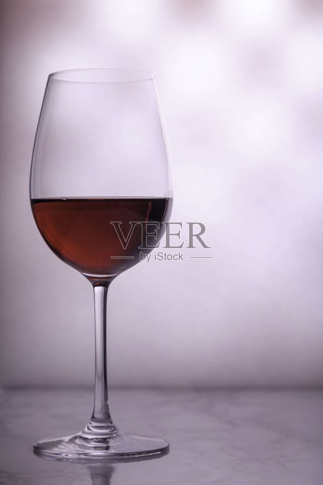 模糊的背景上的一杯红酒照片摄影图片