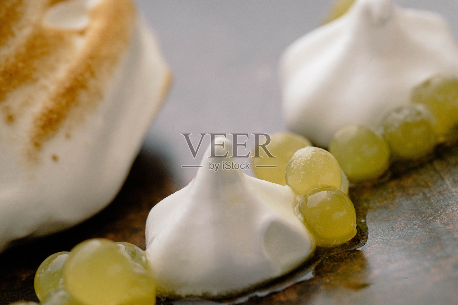 芝士蛋糕加奶油和葡萄照片摄影图片