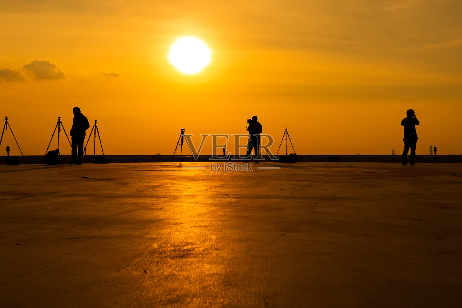 摄影师在高楼上拍照照片摄影图片