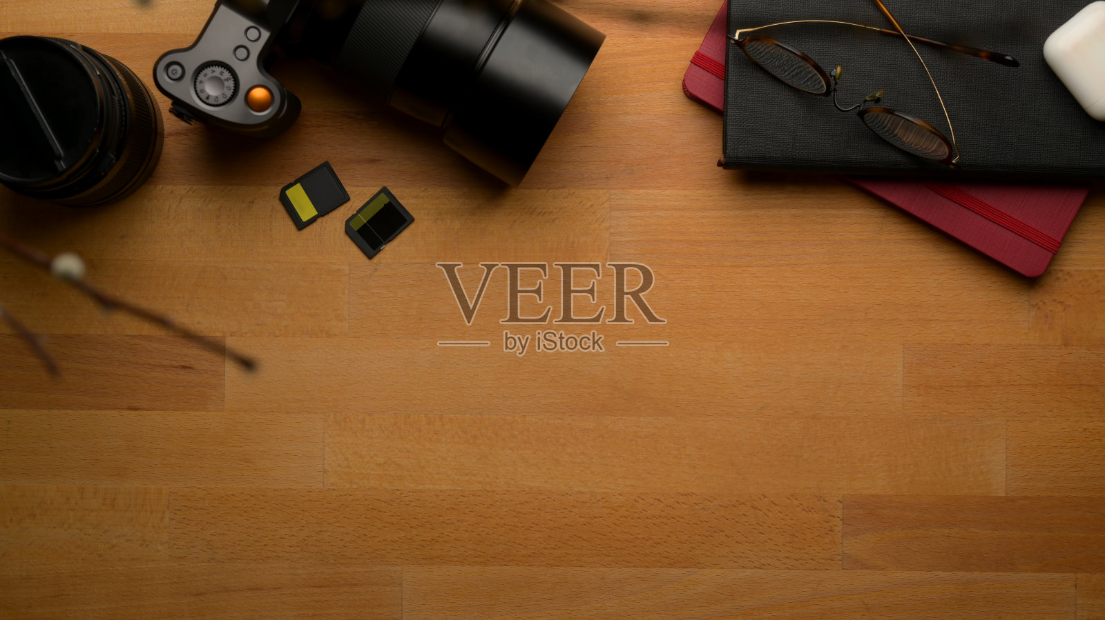 摄影师工作台与复印空间，相机，眼镜，日程表和装饰照片摄影图片