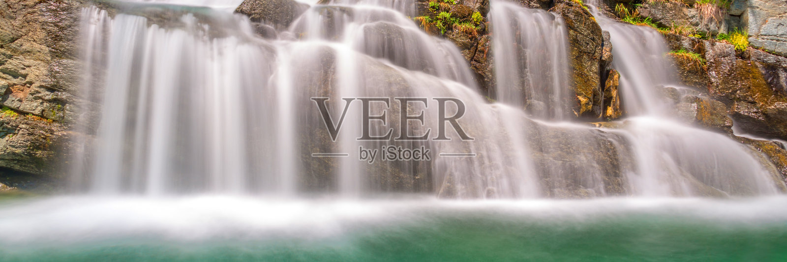 在意大利阿尔卑斯山脉的奥斯塔谷，格兰帕拉迪索国家公园附近科涅的利拉兹瀑布全景照片摄影图片