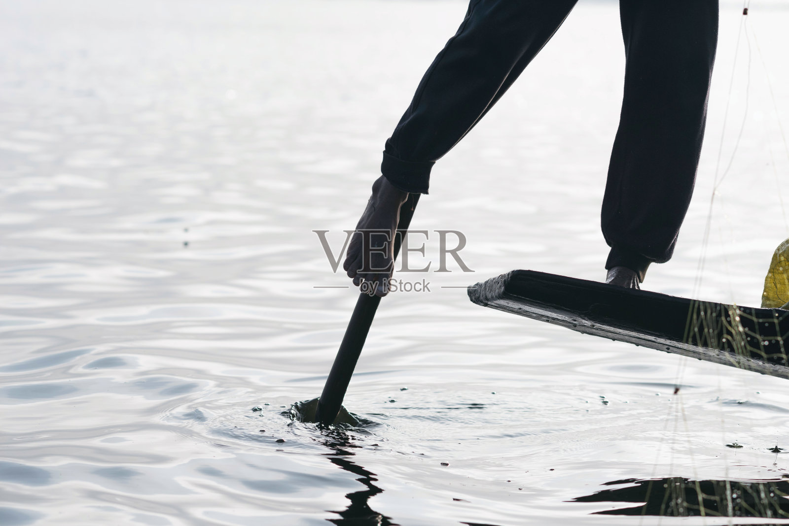 茵莱湖上的传统渔民。亚洲缅甸缅莱湖上用网划腿的渔民照片摄影图片