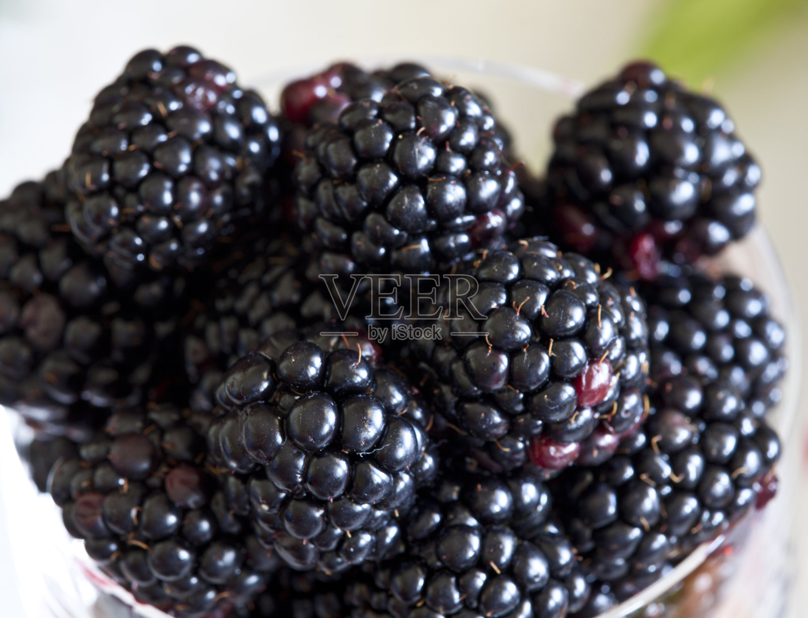 玻璃杯里的覆盆子照片摄影图片