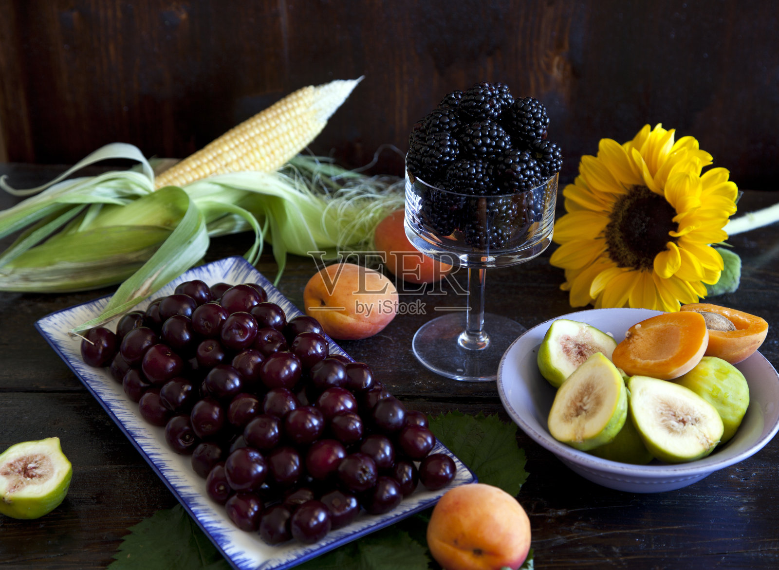 樱桃堆在装饰盘子上照片摄影图片