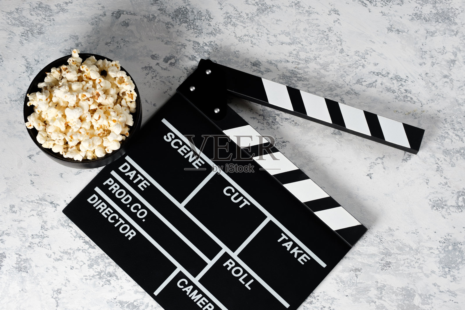 带爆米花的拍板。电影的概念。Clapperboard上的纹理背景。特写镜头。副本的空间。照片摄影图片