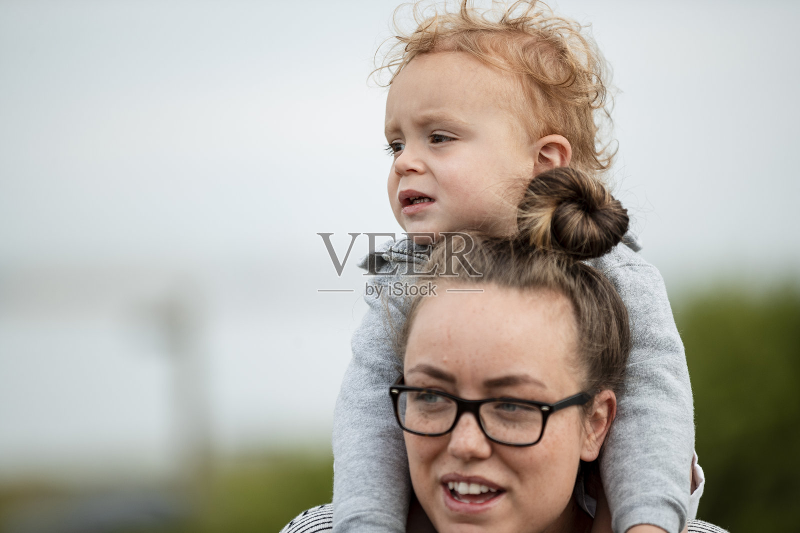 与儿子共度时光照片摄影图片