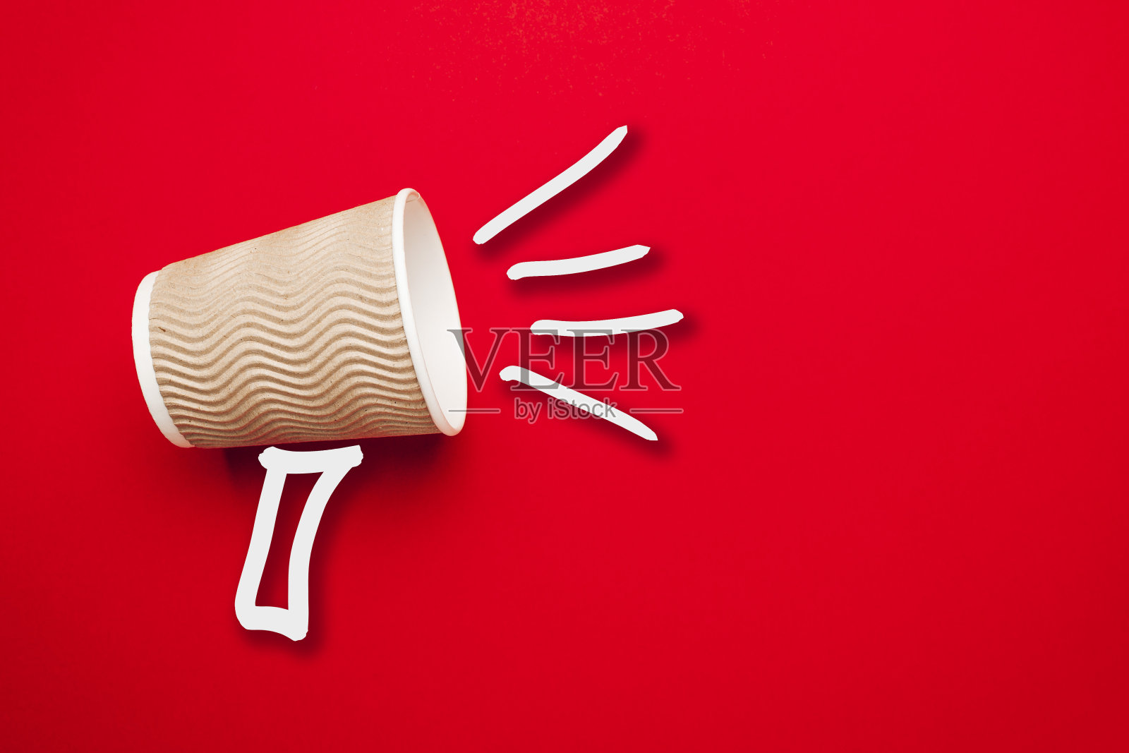 外卖咖啡在呼喊概念上的红色背景。促销或广告销售照片摄影图片