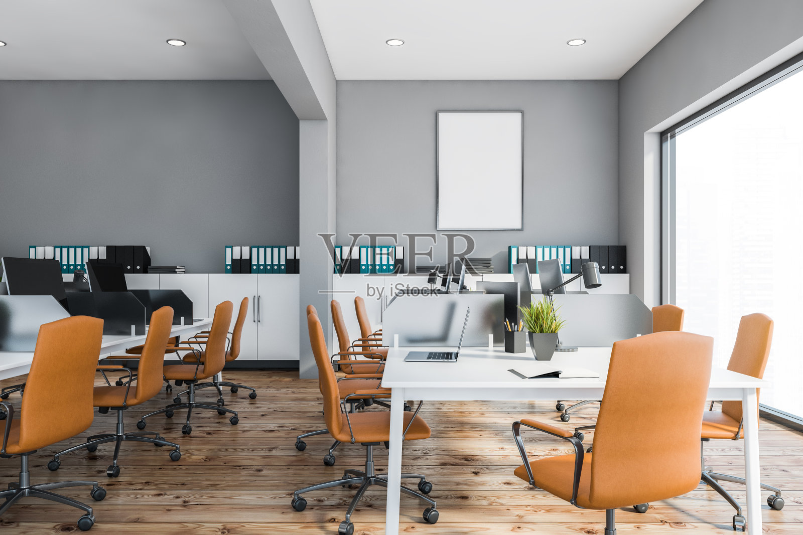 灰色和橙色的开放式空间办公室与海报照片摄影图片