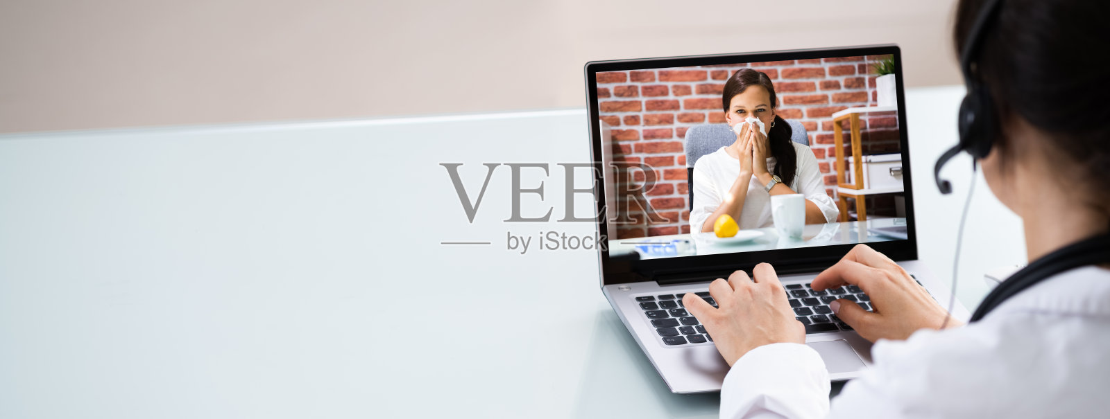 医生与病人通过笔记本电脑视频聊天照片摄影图片