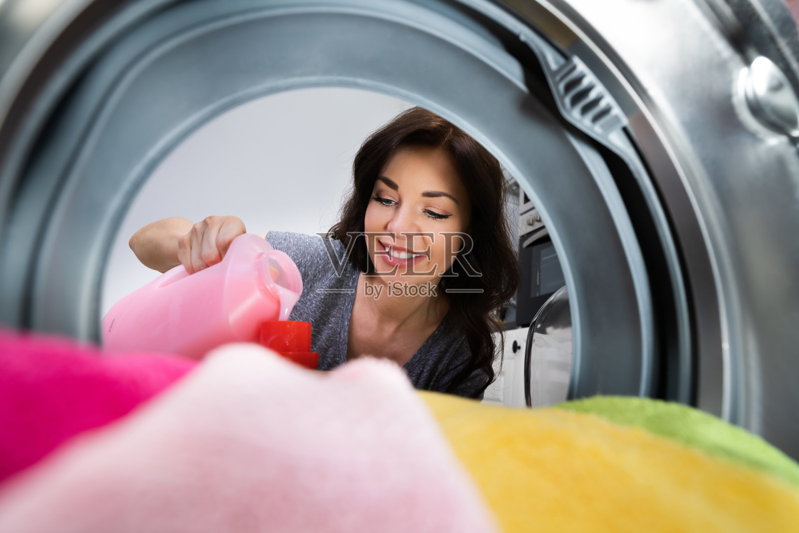 用洗衣机洗衣服的女人照片摄影图片