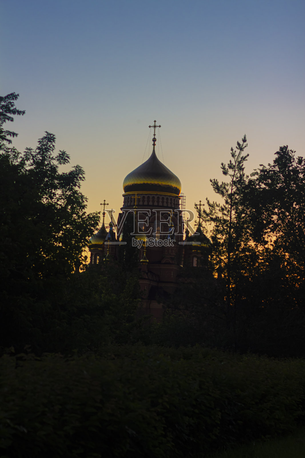 落日背景下金色圆顶的俄罗斯东正教寺庙照片摄影图片