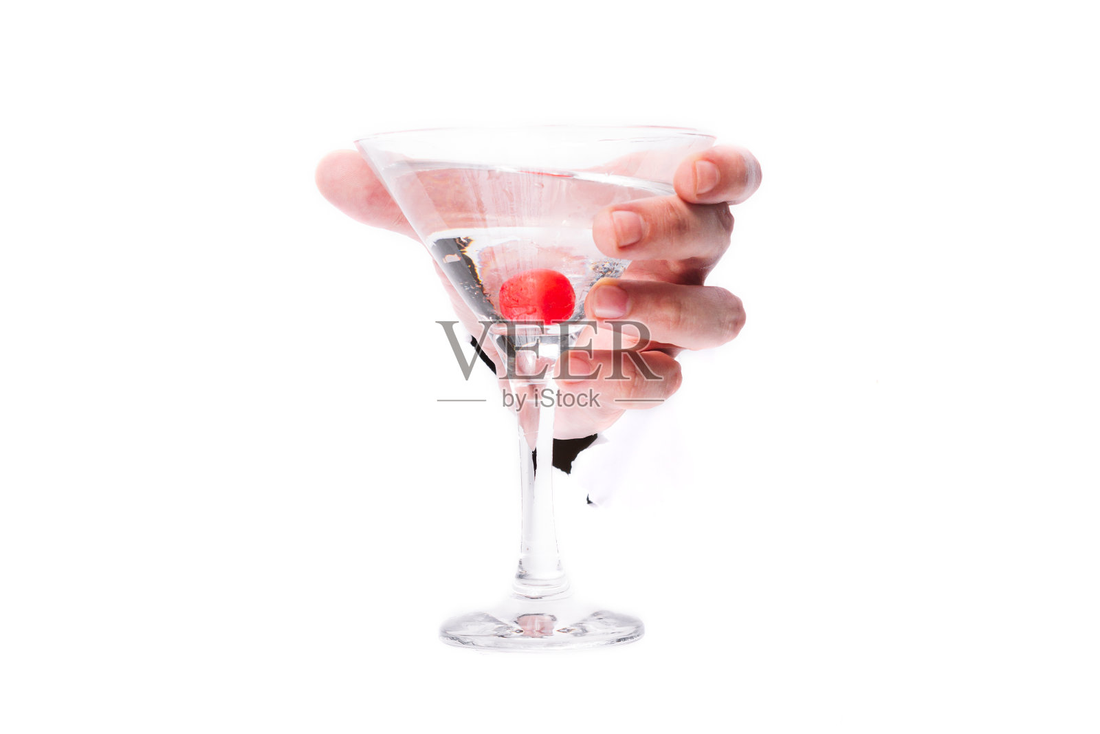 男性的手与一杯马提诺与红浆果通过一个洞在纸上的白色背景孤立。关闭，复制空间。照片摄影图片