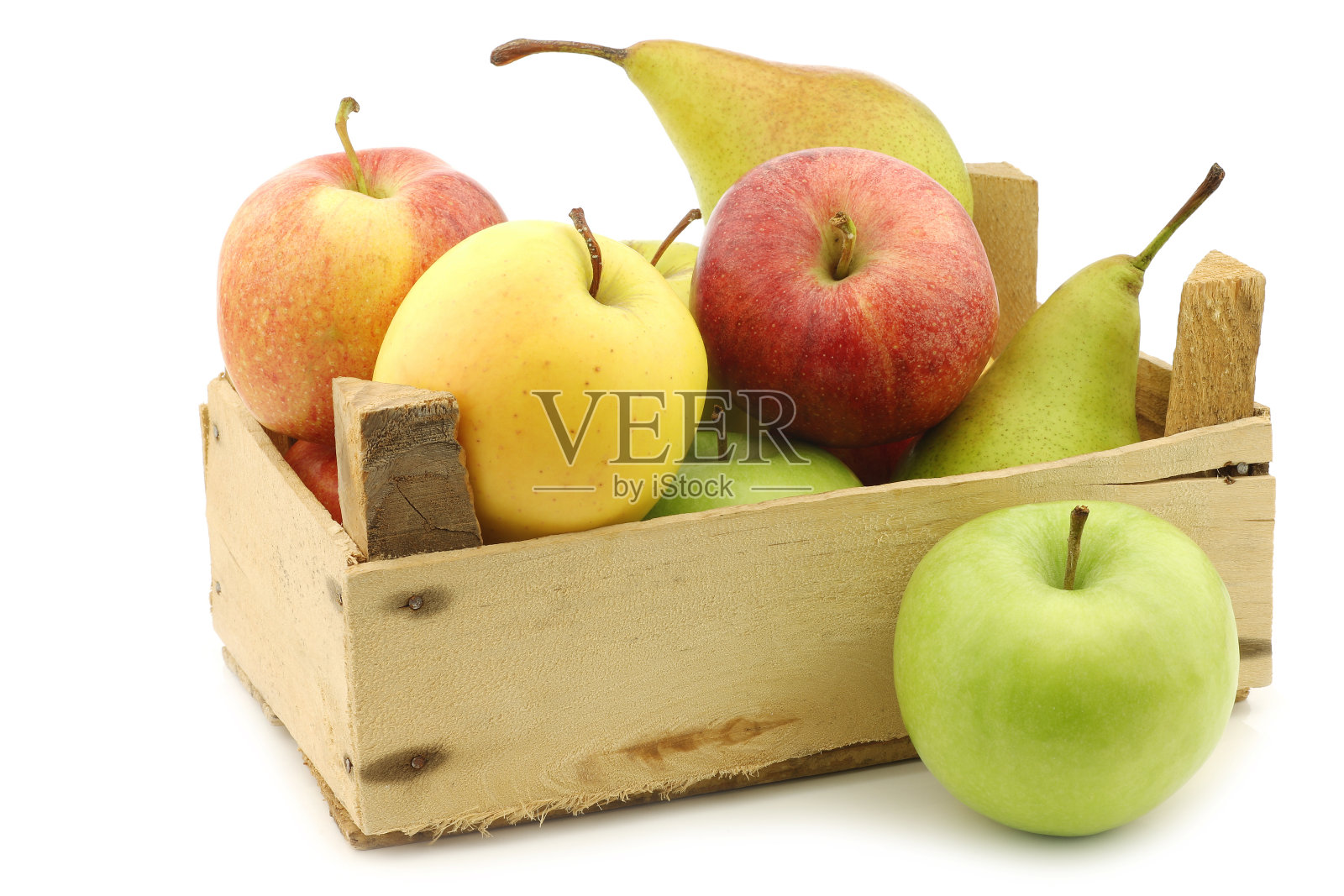 新鲜的梨和苹果装在木箱里照片摄影图片