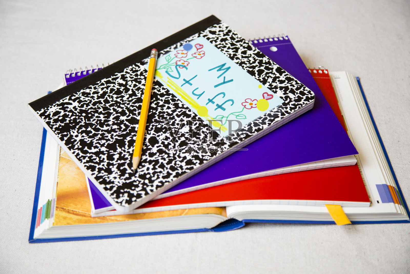 回到学校堆书和螺旋笔记本。照片摄影图片