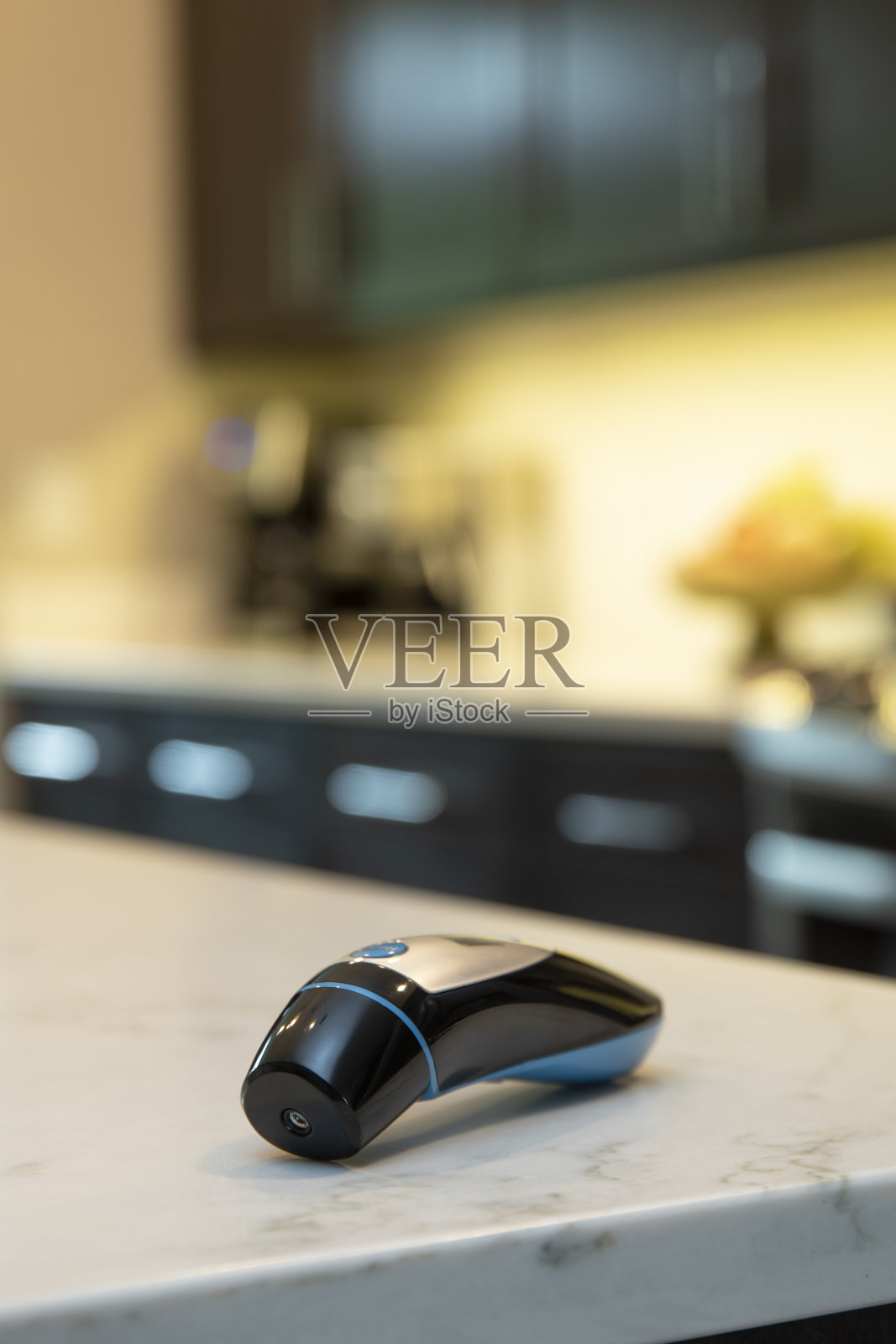 手持式额头温度计隔离在白色照片摄影图片