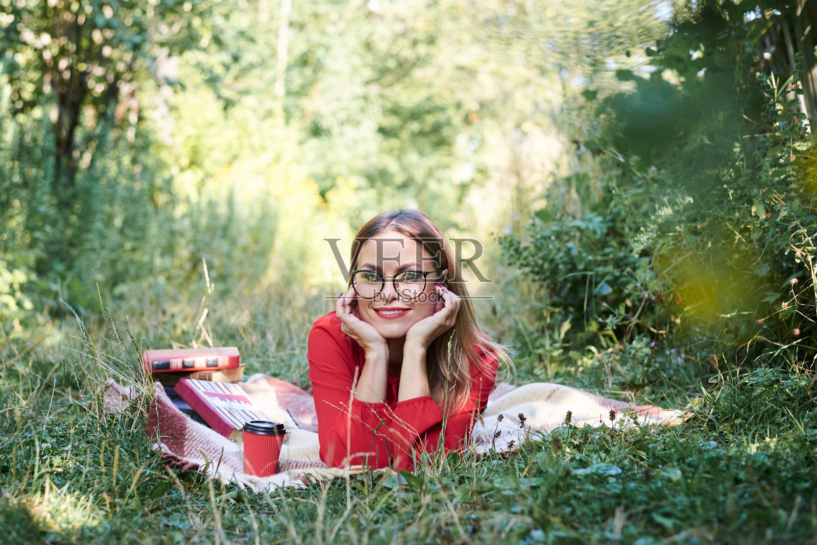 公园里的学生照片摄影图片