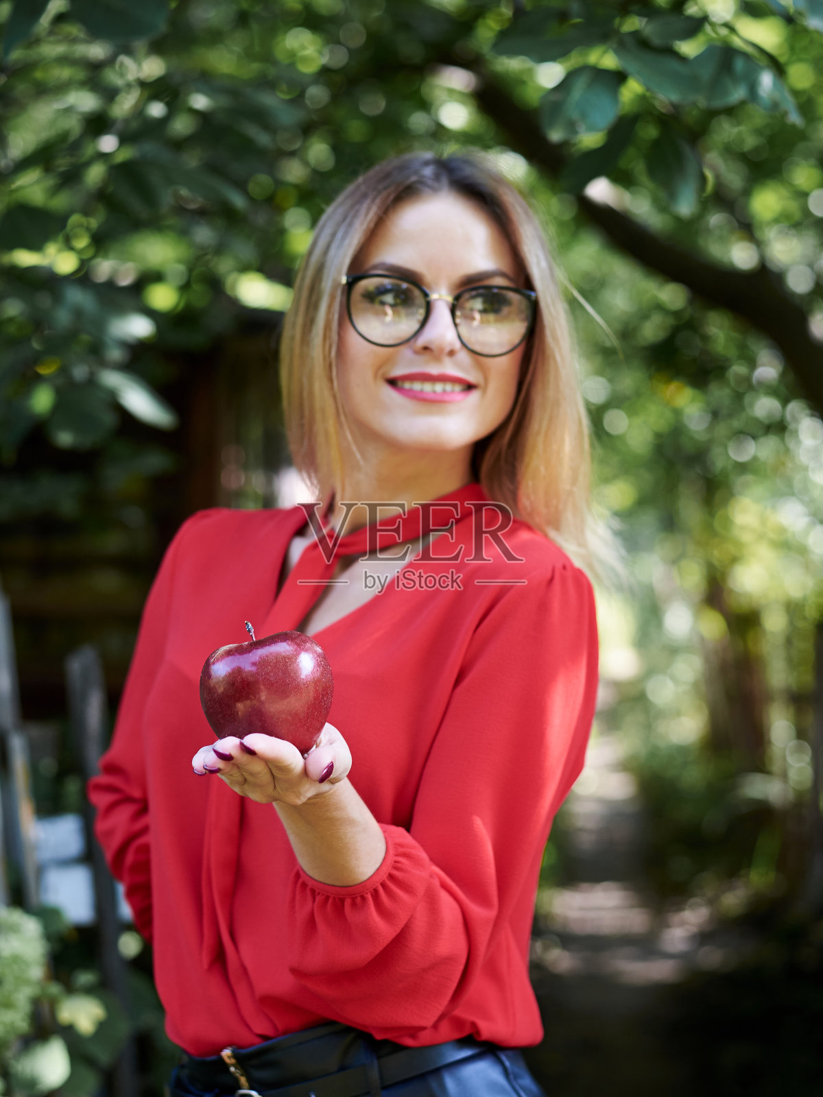 公园里的学生照片摄影图片