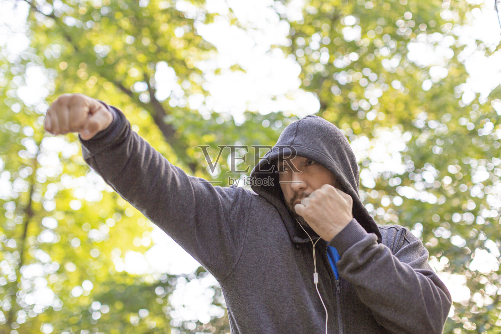 拳击手在公园里锻炼。Shadowfight照片摄影图片