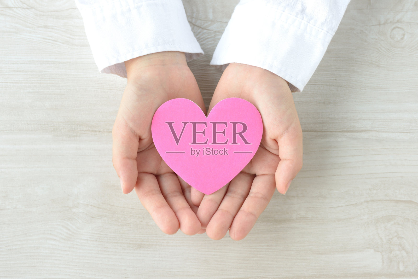 心脏物体被孩子的手覆盖照片摄影图片