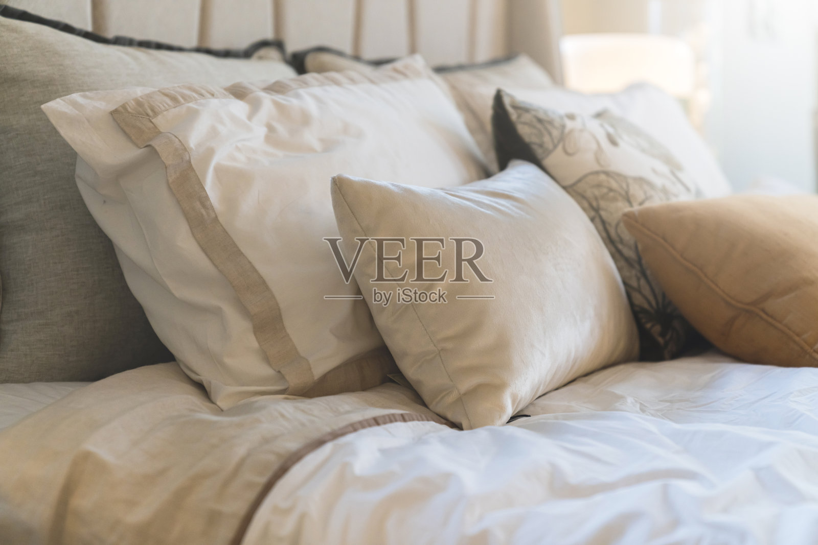 近白米色软枕头床和毛毯卧室室内设计概念。床上女佣的豪华理念概念照片摄影图片