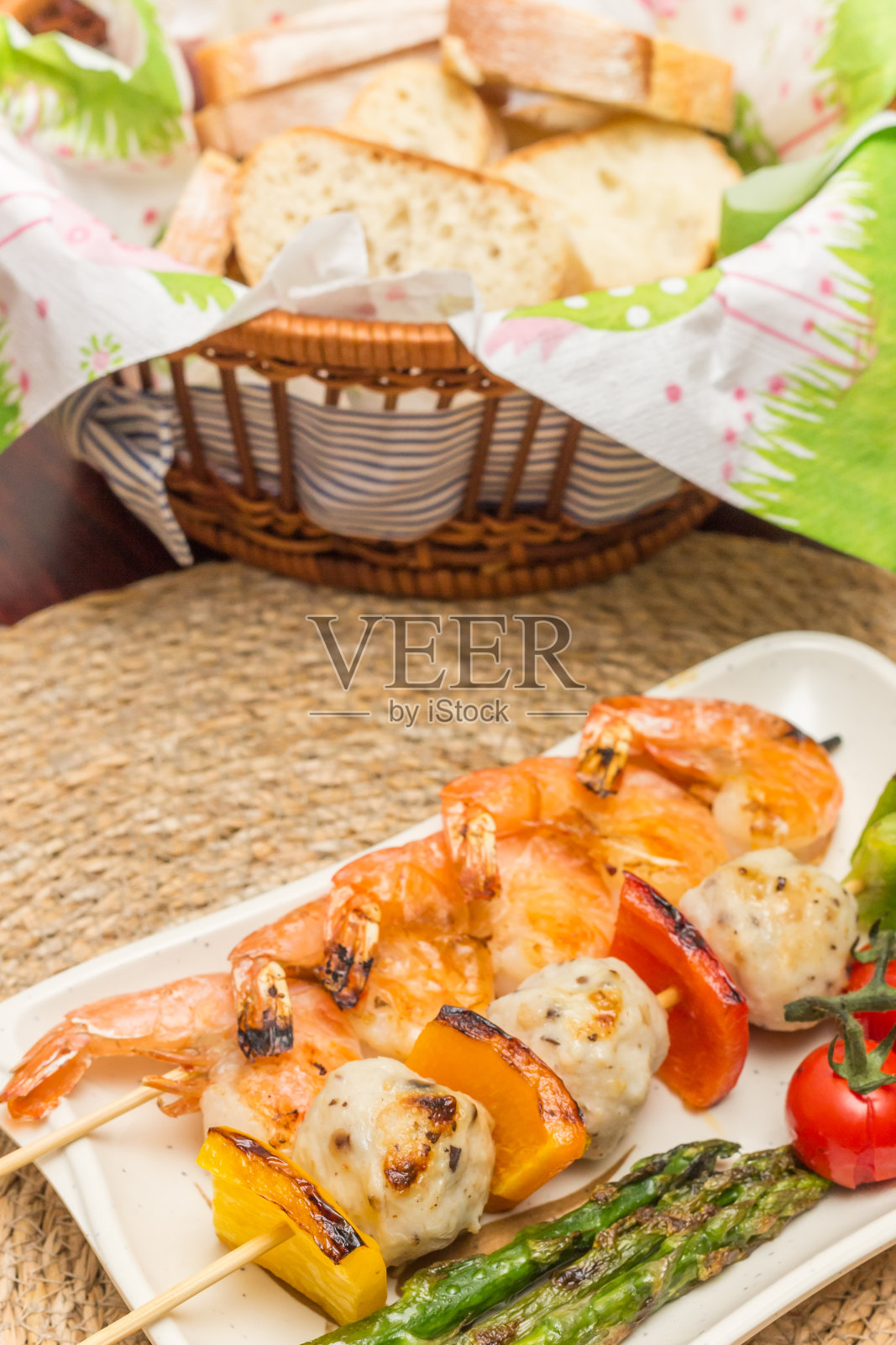 烤海鲜和蔬菜配面包照片摄影图片