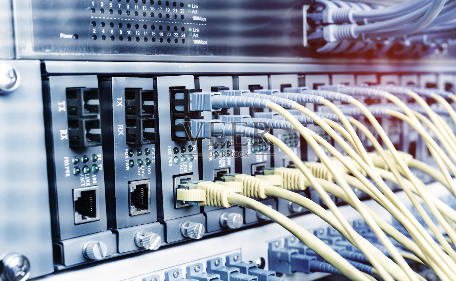 光纤电缆和UTP网络电缆照片摄影图片