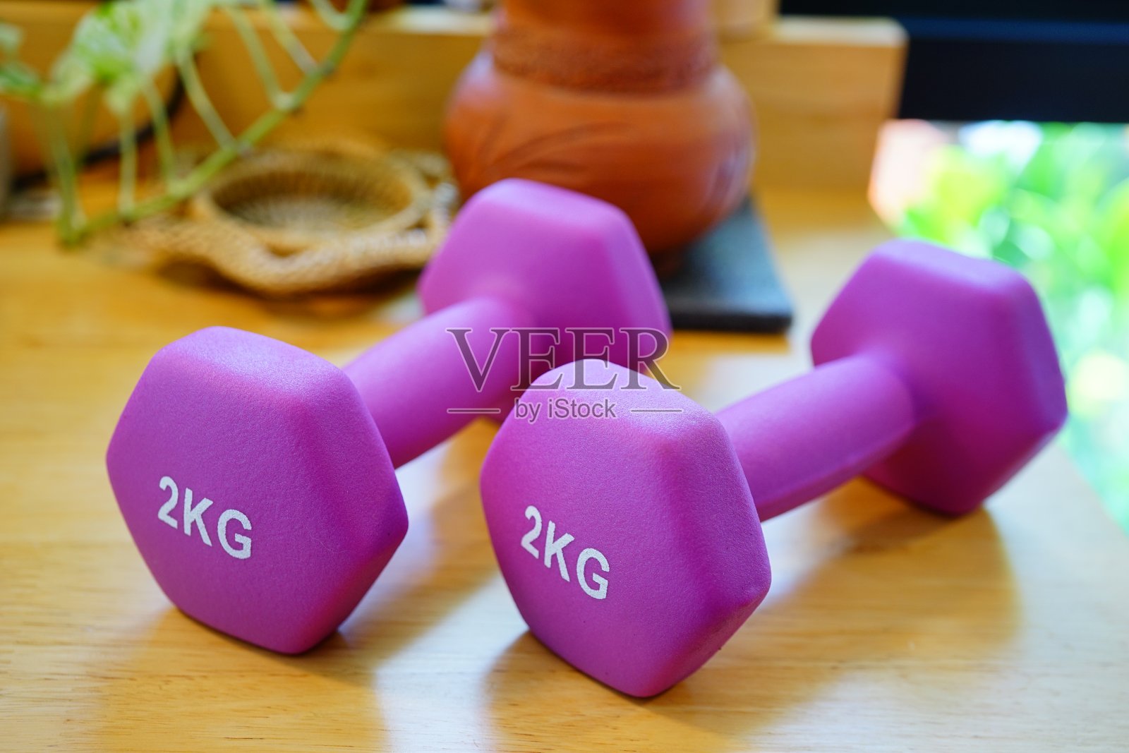 紫色的哑铃举重健身照片摄影图片