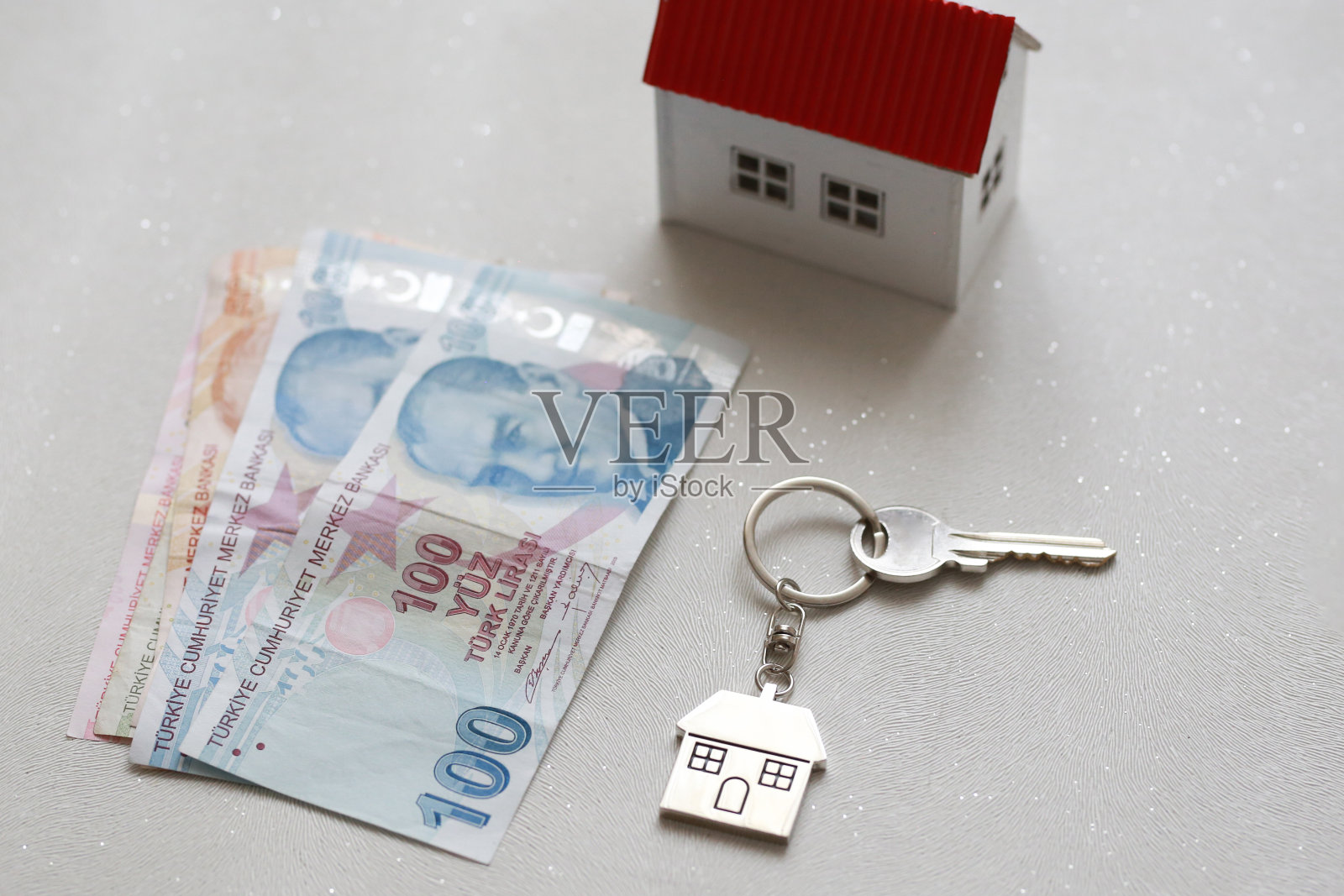 土耳其房地产销售的增长。土耳其里拉和小房子照片摄影图片