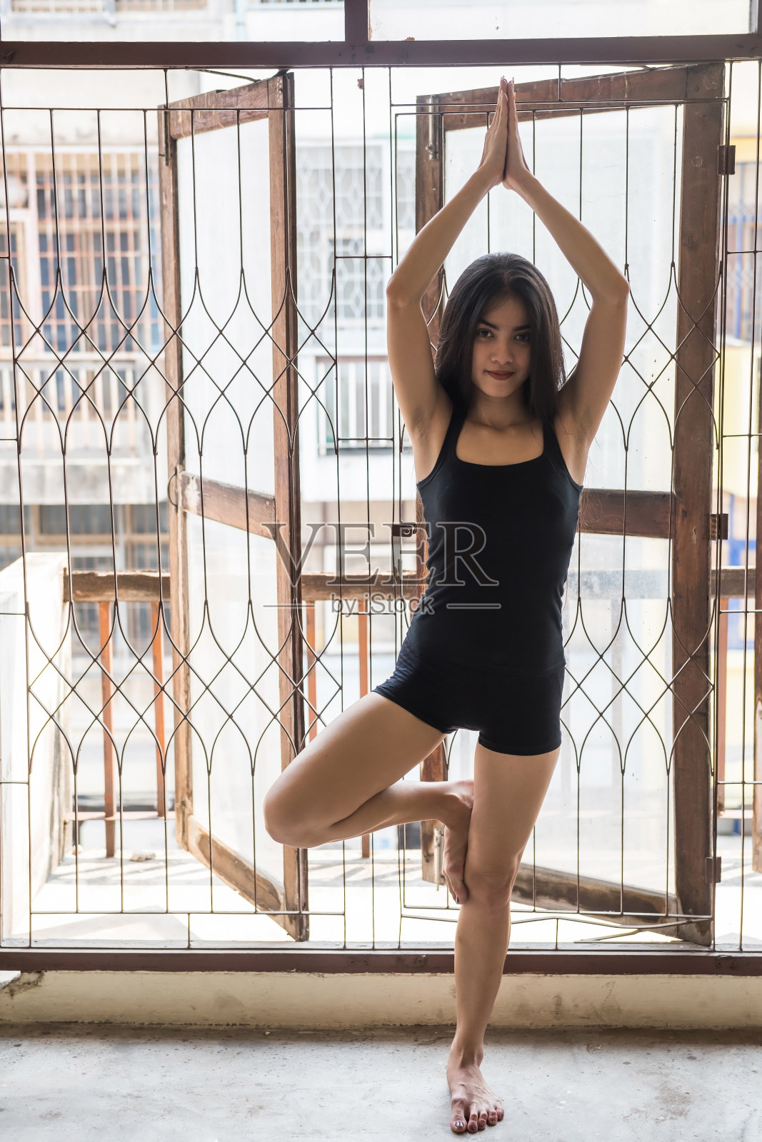 瑜伽在房间。保持良好的社交距离照片摄影图片