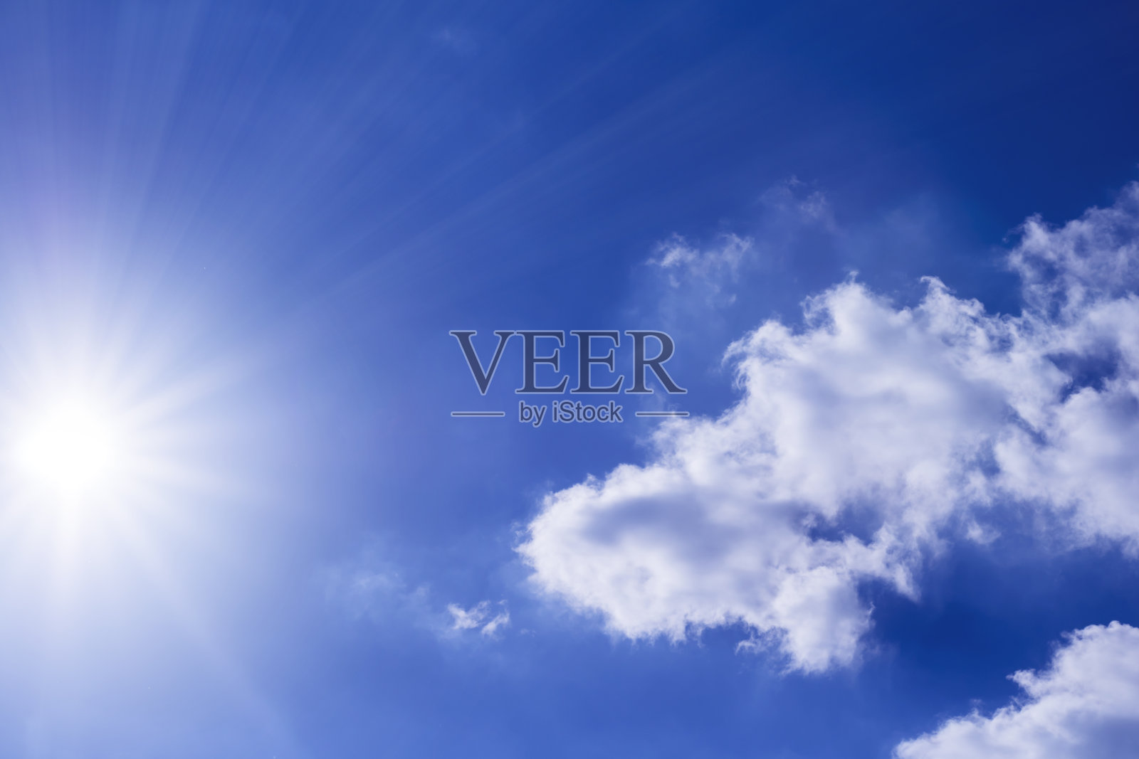 蓝天，有云，有太阳照片摄影图片