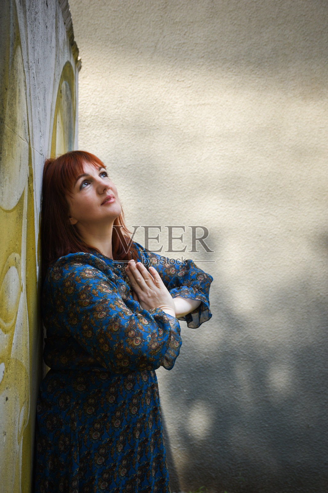 在户外祈祷的中年妇女照片摄影图片