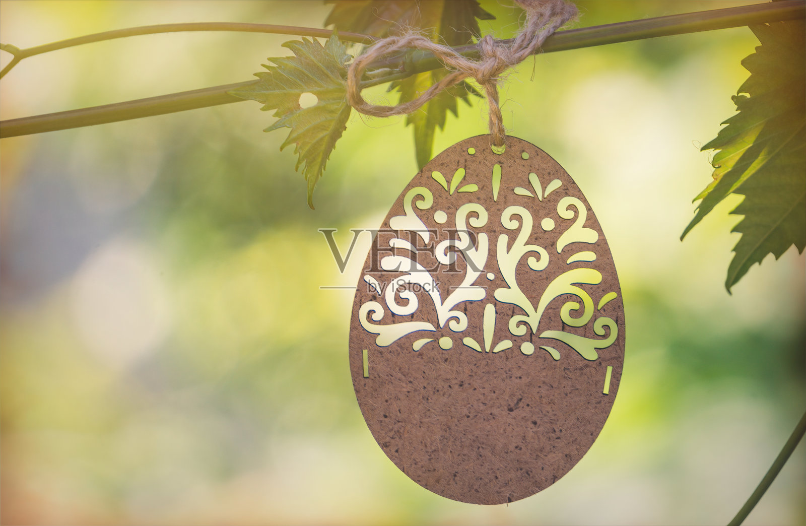 复活节卡片。装饰木制复活节彩蛋在春天的花园背景照片摄影图片
