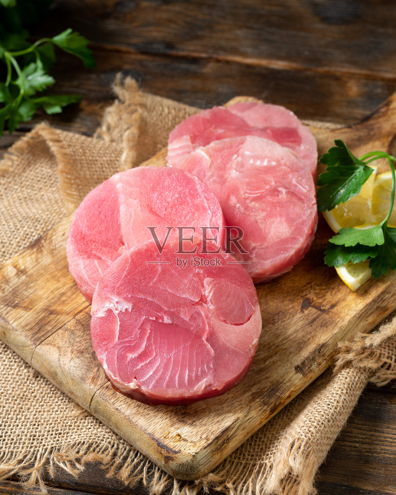 金枪鱼大奖章放在一块木板上，放在一张棕色的木桌上照片摄影图片