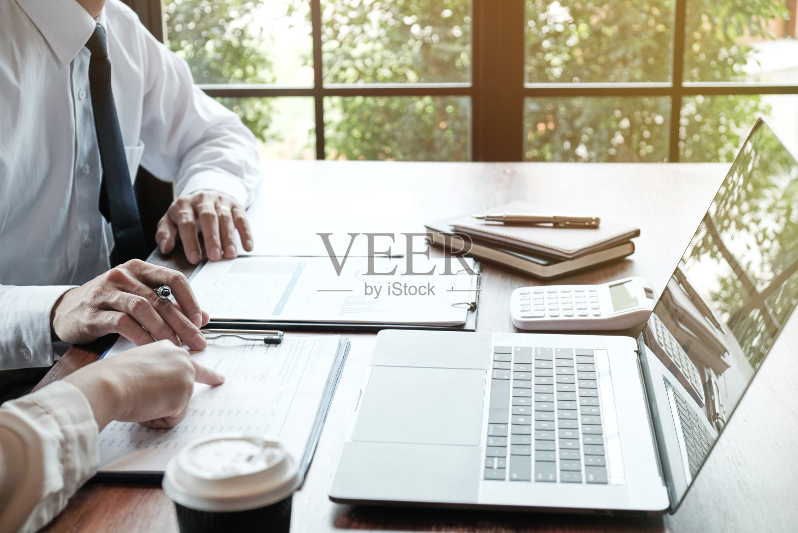 商人分析投资图表和按计算器按钮的文件。会计的概念。照片摄影图片