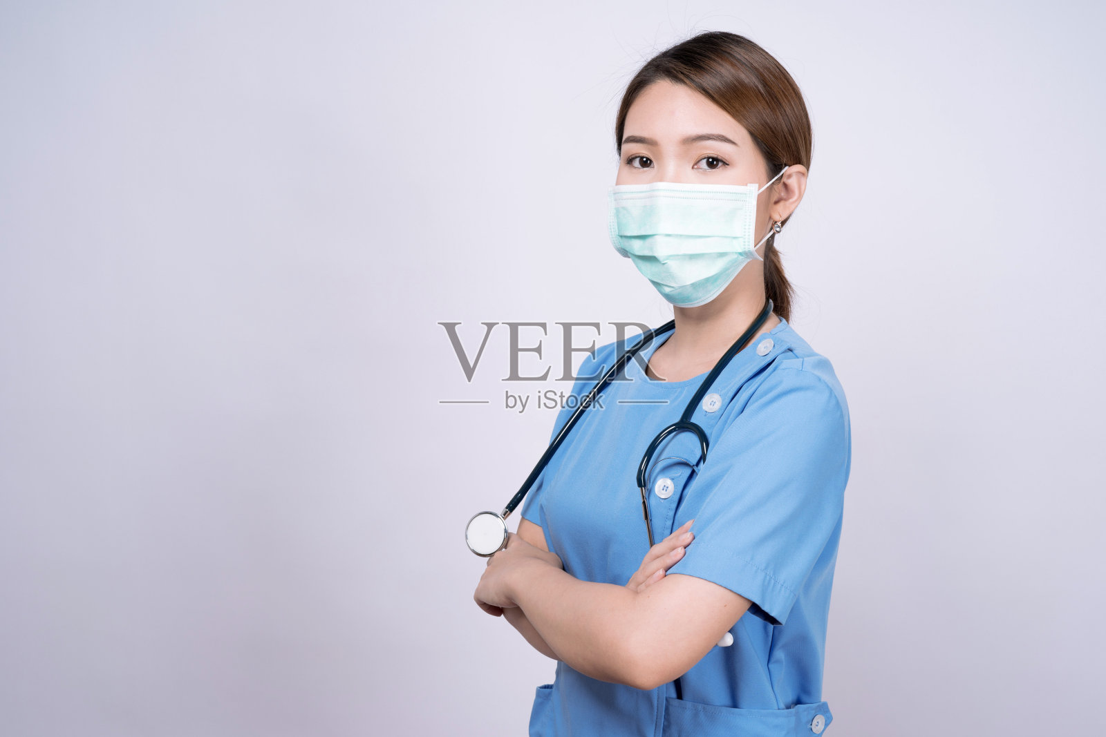 保健理念，亚洲医生或护士戴着防护口罩，隔离在白色背景上。照片摄影图片