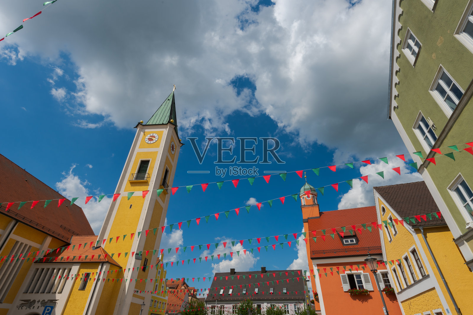 下巴伐利亚州的梅因堡，凯泽维特的市场广场和市政厅在夏天，装饰着三角旗链照片摄影图片