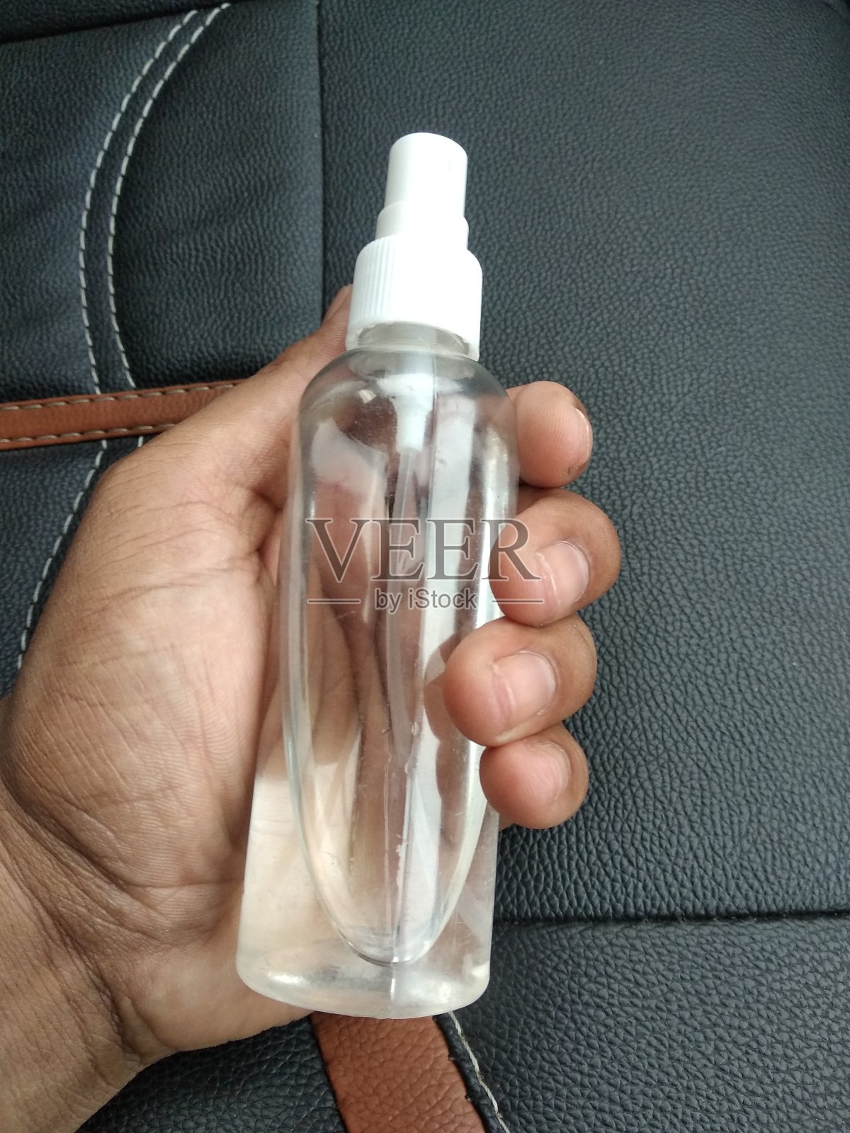 洗手液和喷雾瓶放在手边照片摄影图片