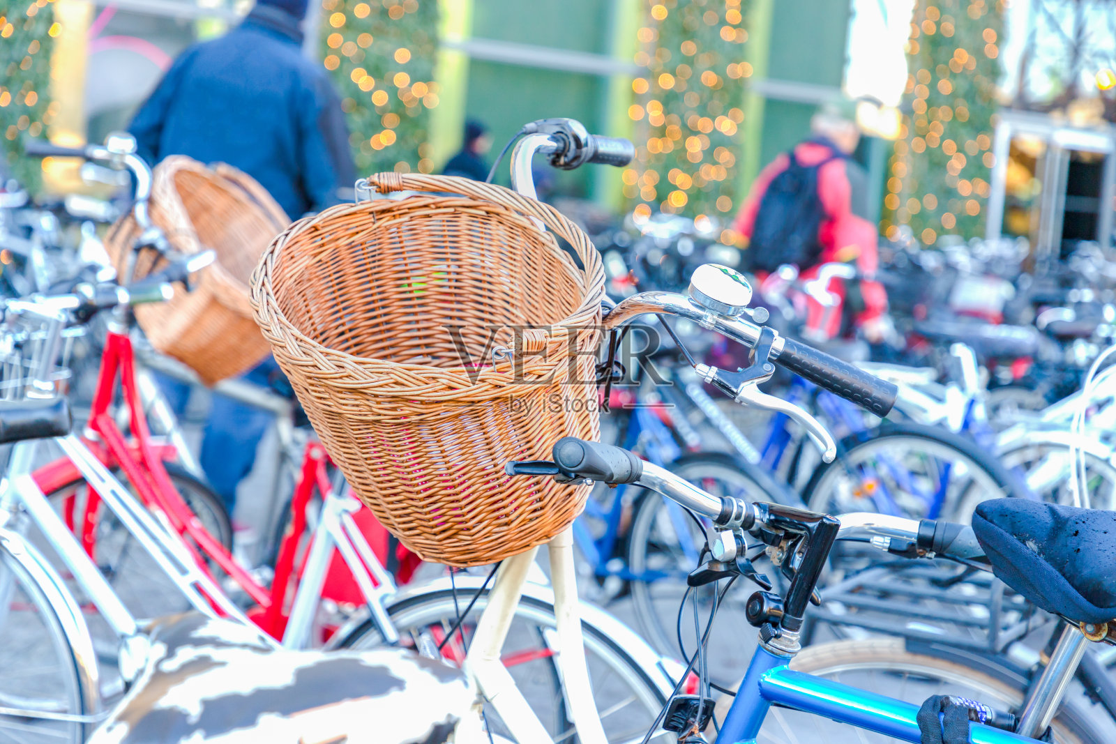 自行车与柳条篮子停放在自行车的背景。细节。丹麦哥本哈根照片摄影图片