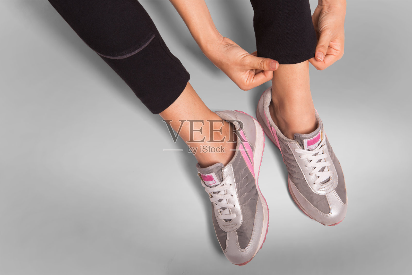 运动背景。跑步者的脚在鞋子上跑步特写。照片摄影图片