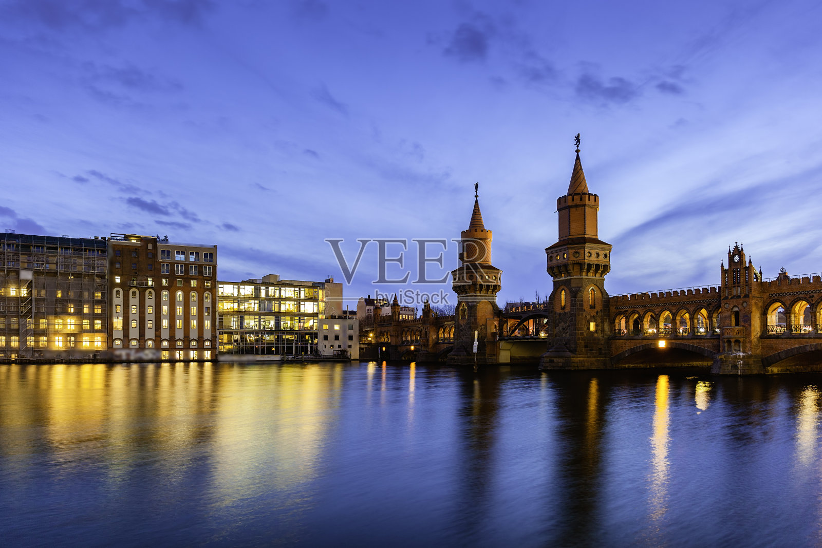 柏林夜景与oberbaumbridge和spree河照片摄影图片