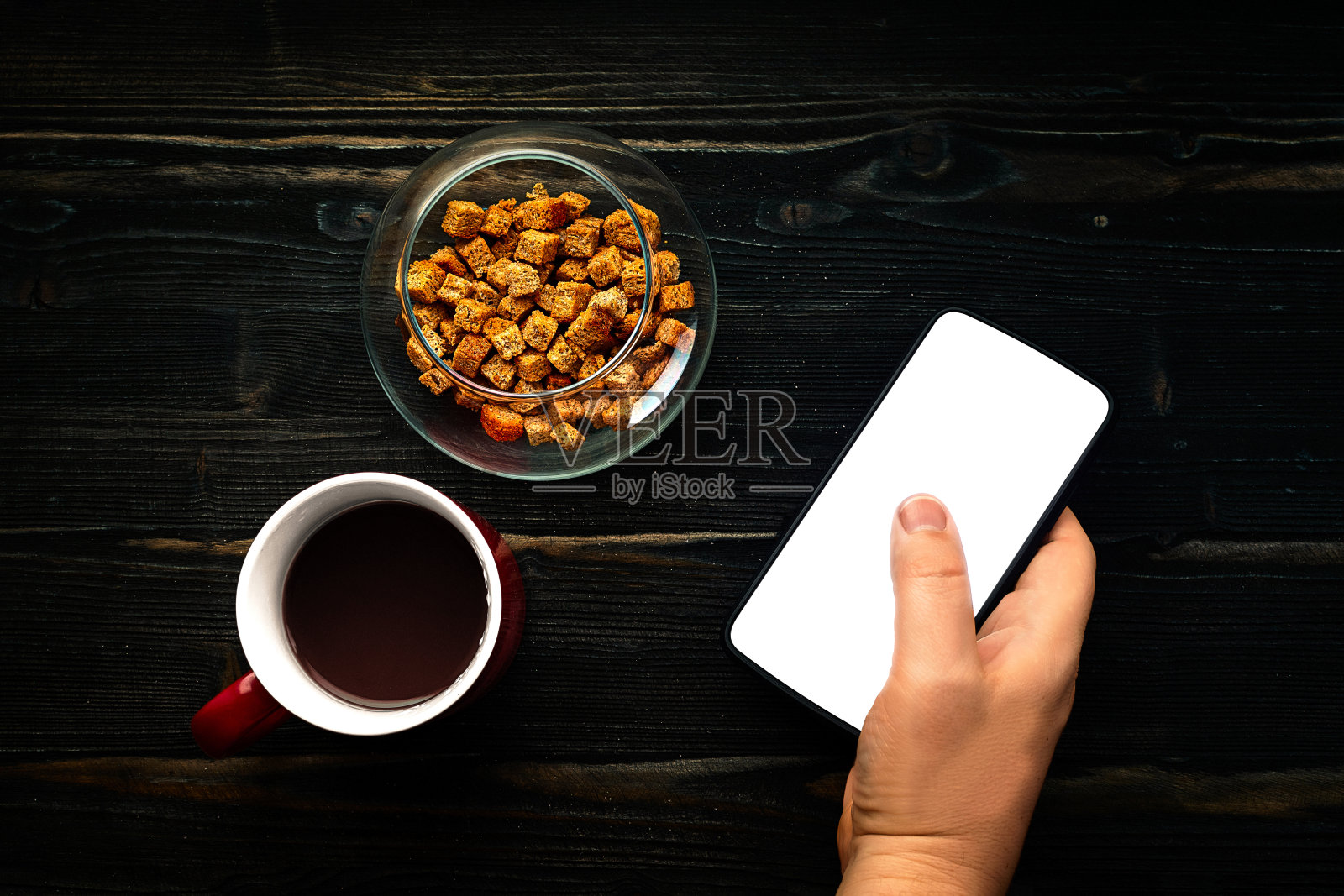 在智能手机屏幕上使用抽象应用程序的人-咖啡模型照片摄影图片