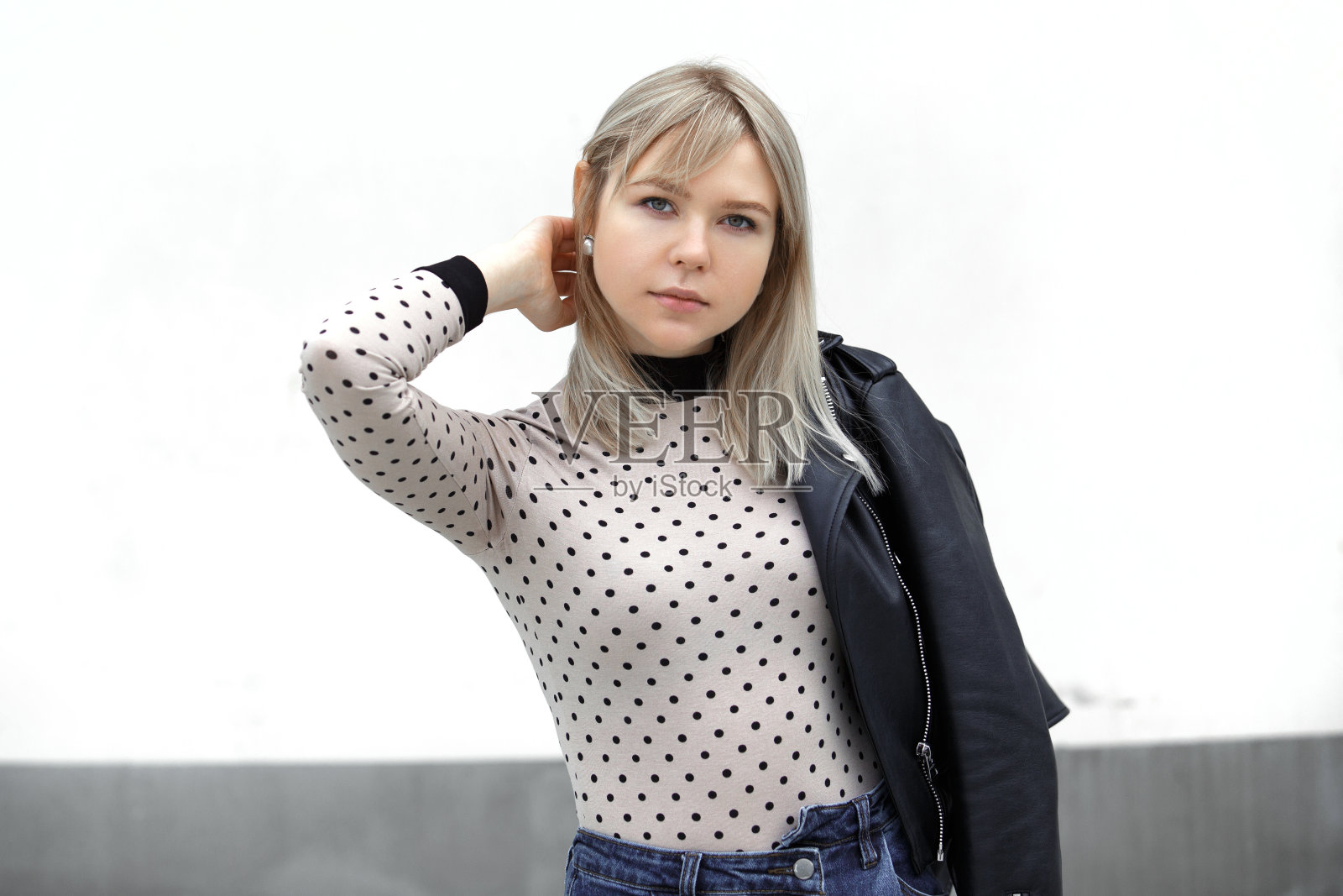 户外生活方式肖像的幸福美丽的金发女孩。走在城市的街道上。照片摄影图片