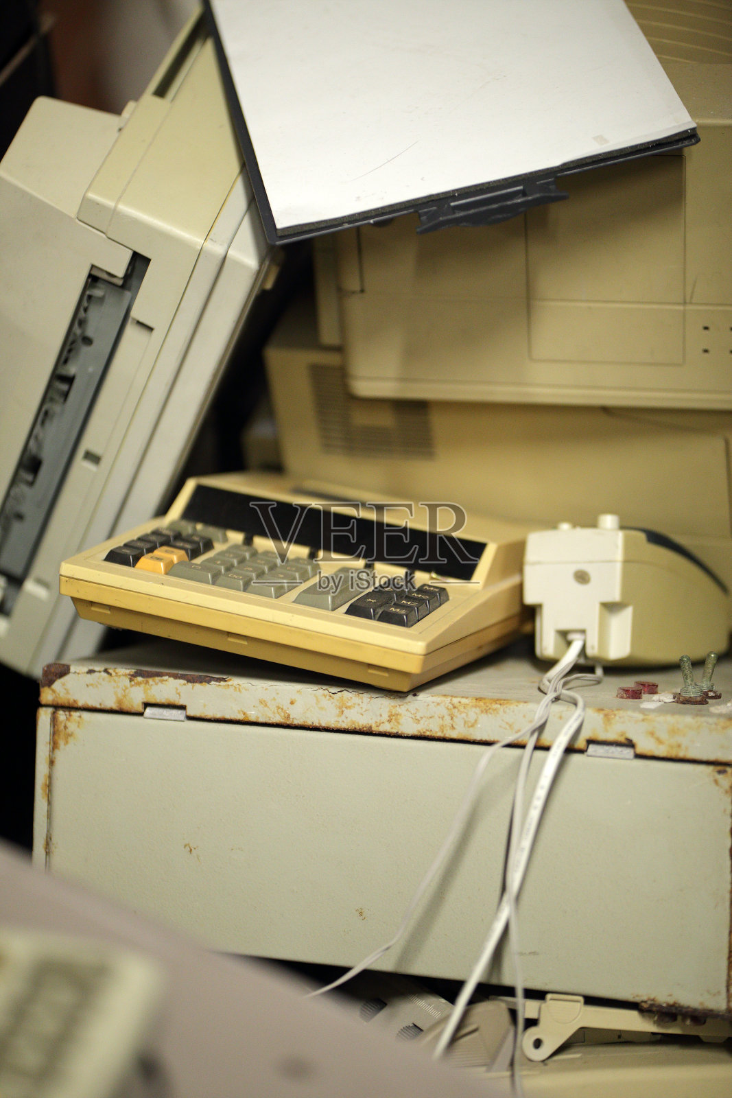 废弃的计算机设备被废弃或回收照片摄影图片