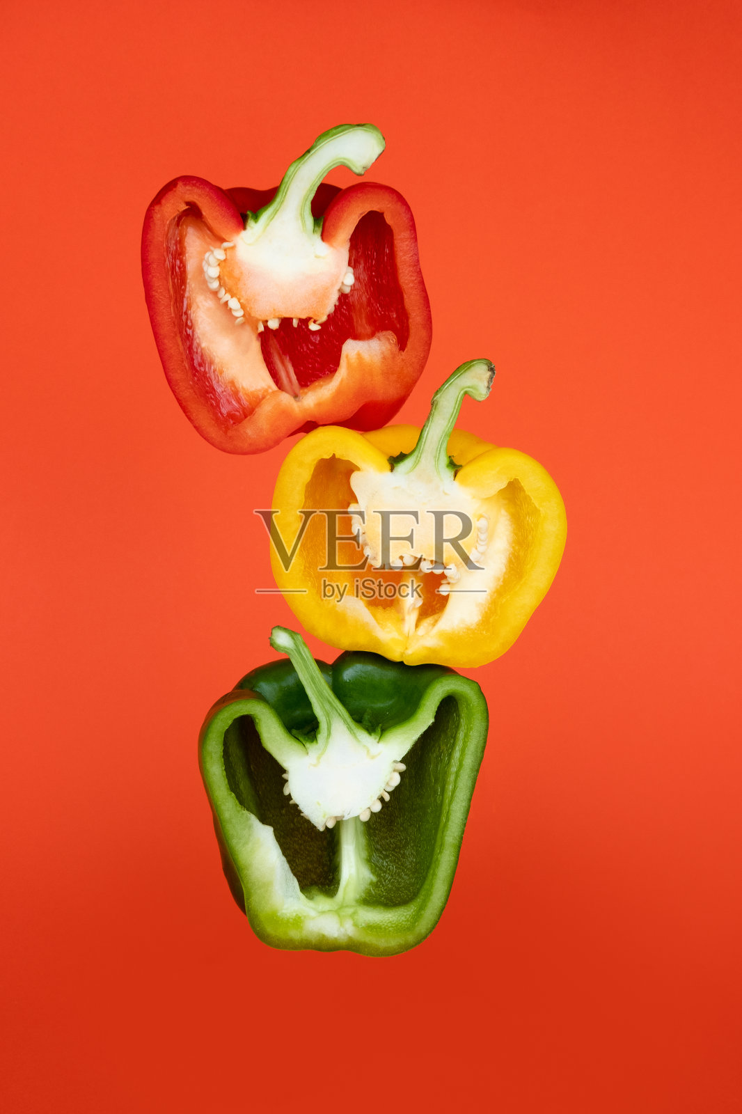 鲜亮背景上的红辣椒片。烹饪概念。照片摄影图片