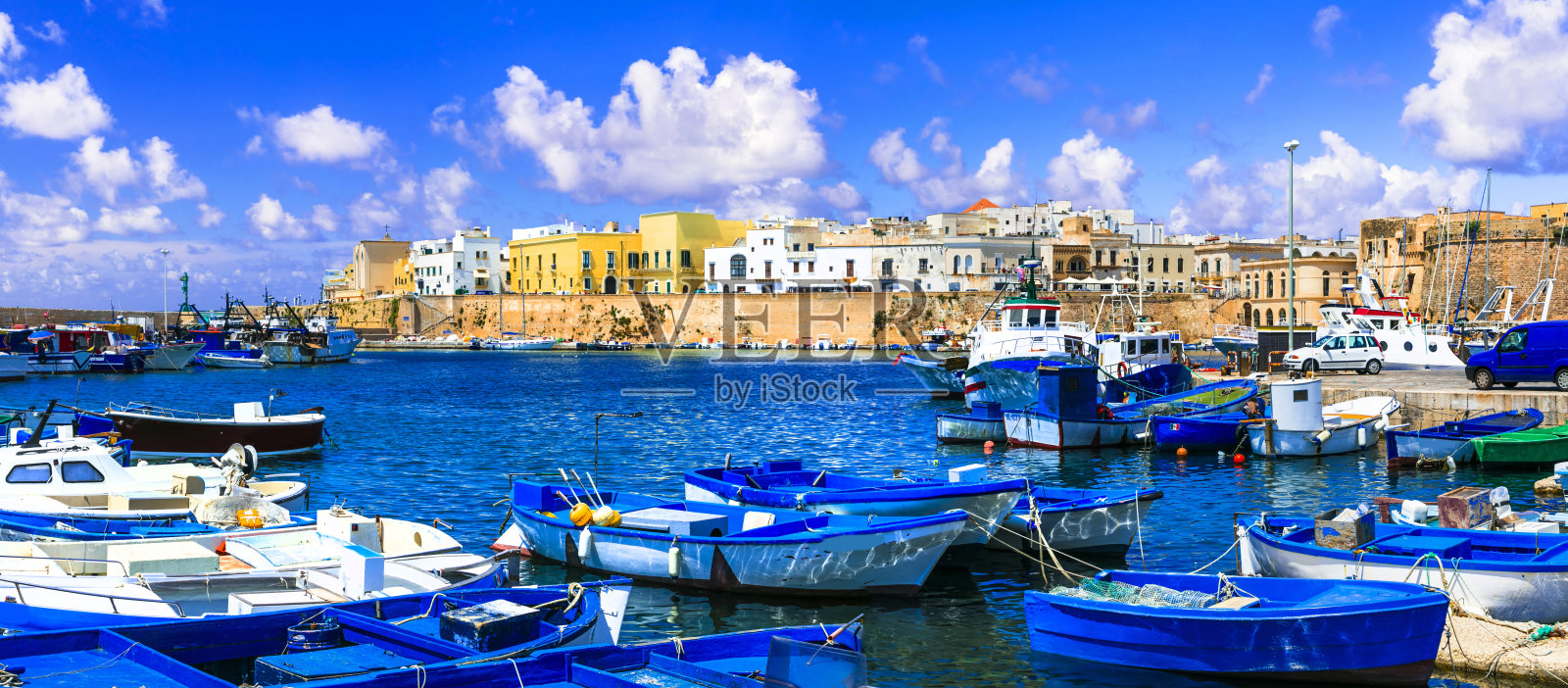 普利亚，意大利南部。美丽的海滨中世纪城镇加里波利全景。照片摄影图片