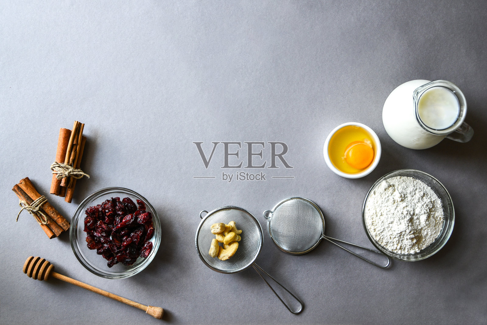 制作薄烤饼或圣诞姜饼的配料。文本复制空间照片摄影图片